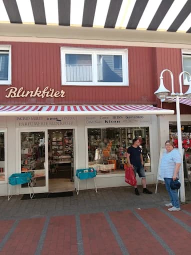 Rot-weiß gestreifte Markise an Parfümerie